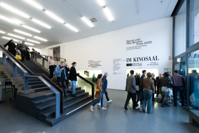 Eine Gruppe Menschen geht die Treppe im Foyer der Kunsthalle hinunter. Eine andere Gruppe steht am Fuße der Treppe.