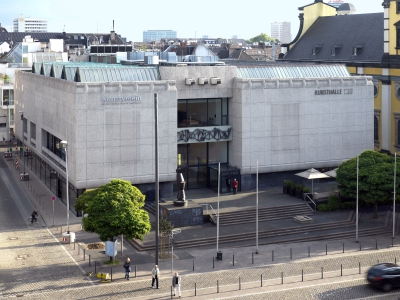 Kunsthalle von Außen zeigt den grauen, brutalistischen Betonbau