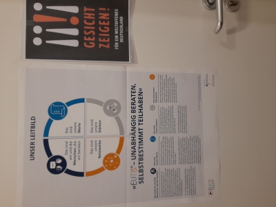 Bürotür mit EUTB Plakat und Gesichtzeigen, Für eine offene Gesellschaft