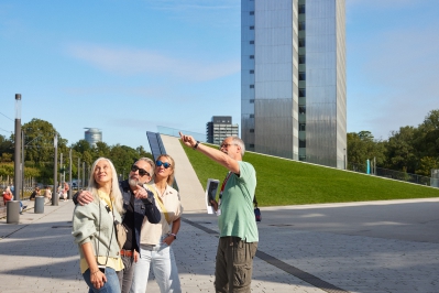Das Bild zeigt eine Stadtführung am Kö-Bogen II.