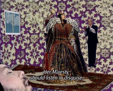 Surreale Collage mit der Königin in prunkvollem Rot-Gold-Kleid und Hermelinmantel vor einer violett-beigen Tapete.