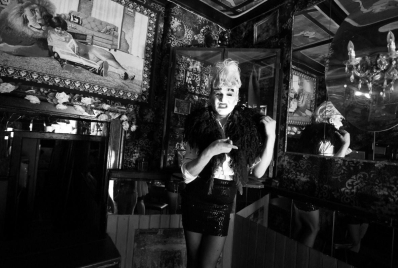 Collageartige, schwarz-weiß verfremdete Aufnahme einer Frau, deren Beine in einem Kleid mehrfach übereinander gelegt erscheinen